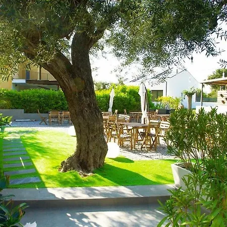 2-room Near With 2 Pools - Luna Apartmán *